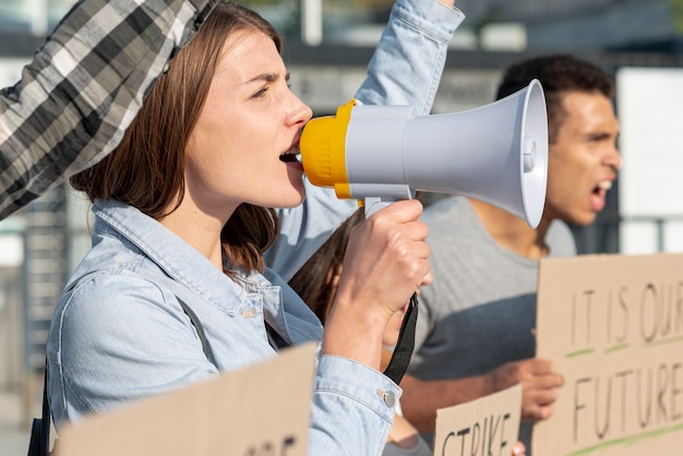 Grupo de personas se unen en protesta