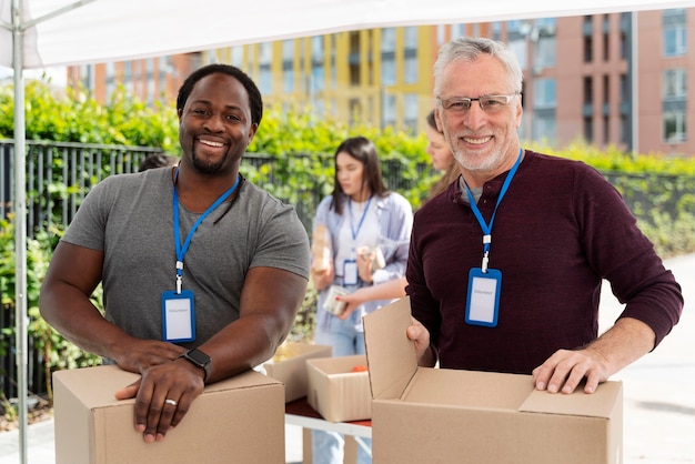 Grupo de personas voluntarias en un banco de alimentos.