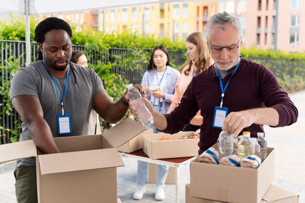 Grupo de personas voluntarias en un banco de alimentos.