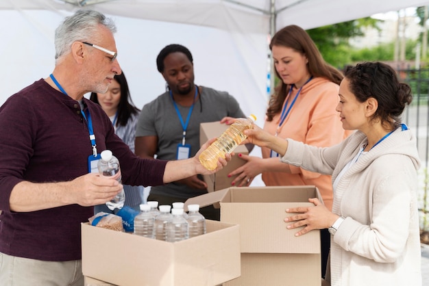 Grupo de personas voluntarias en un banco de alimentos.