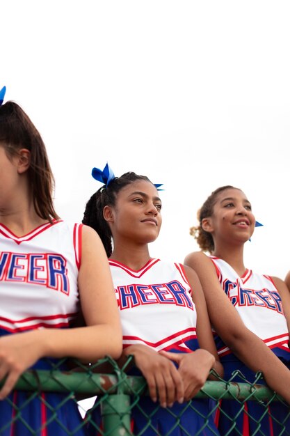 Grupo de porristas bastante adolescente en uniforme lindo