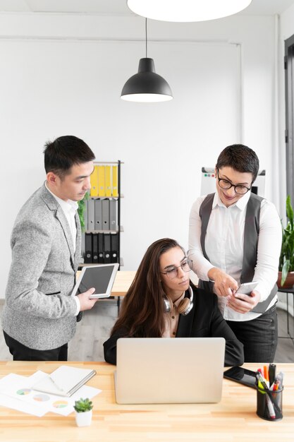 Grupo de profesionales trabajando juntos.