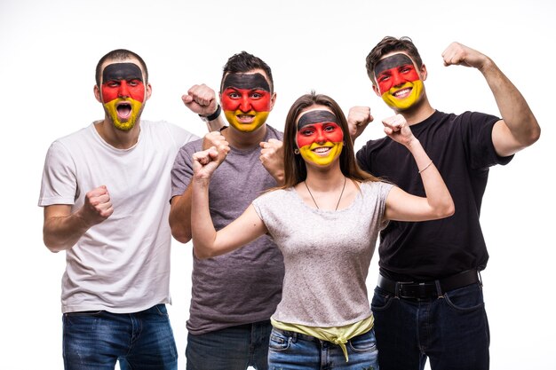 Grupo de seguidores de personas fanáticos de los equipos nacionales de Alemania con bandera pintada se enfrentan a emociones de victoria feliz. Fans de las emociones.