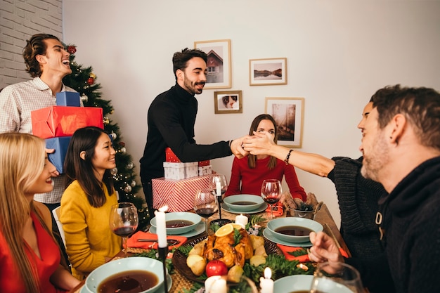 Grupo de seis amigos en cena de navidad