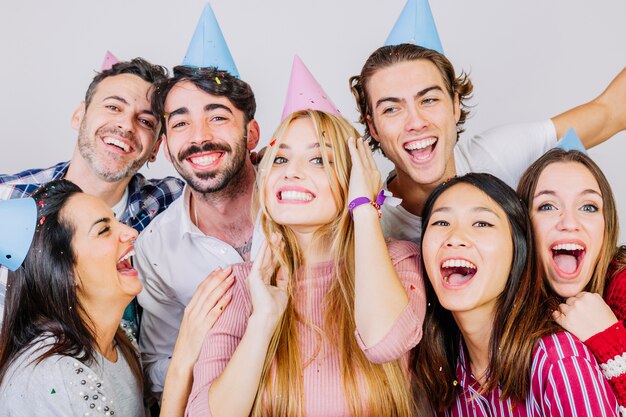 Grupo de siete amigos jóvenes celebrando cumpleaños