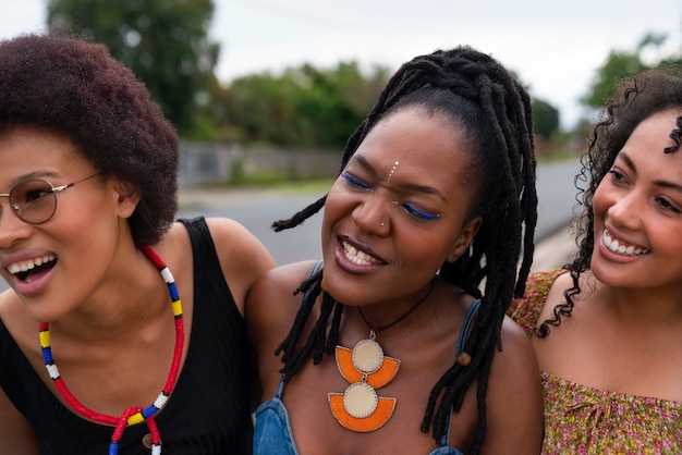 Foto gratuita grupo de tres amigas divirtiéndose juntas al aire libre