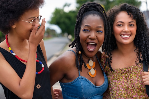 Foto gratuita grupo de tres amigas divirtiéndose juntas al aire libre