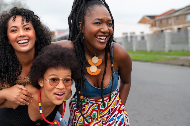 Grupo de tres amigas divirtiéndose juntas al aire libre