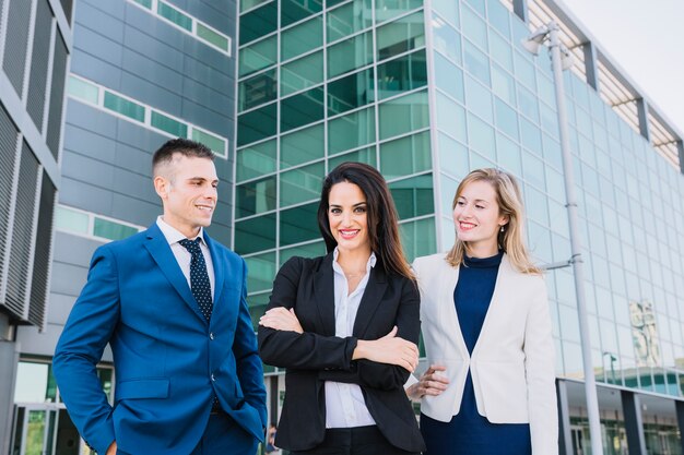 Grupo de tres personas modernas de negocios