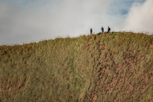 Un grupo de turistas camina por las montañas. Bali