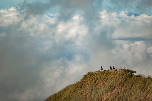 Foto gratuita un grupo de turistas camina por las montañas. bali