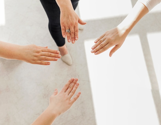 Foto gratuita grupo de unión de manos de mujeres