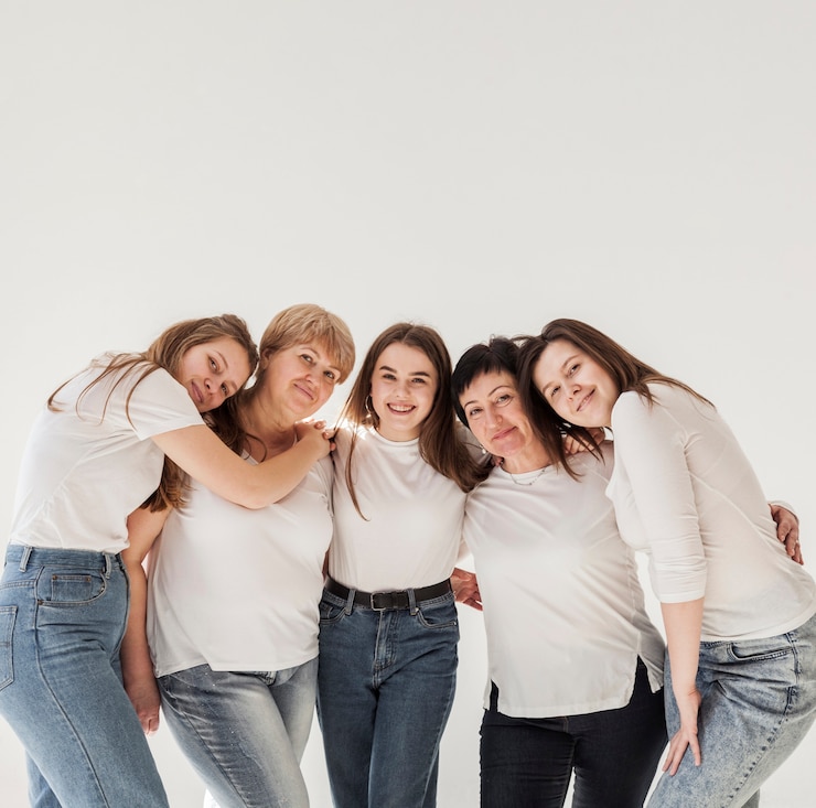 Foto gratuito grupo de unión de mujeres copia espacio