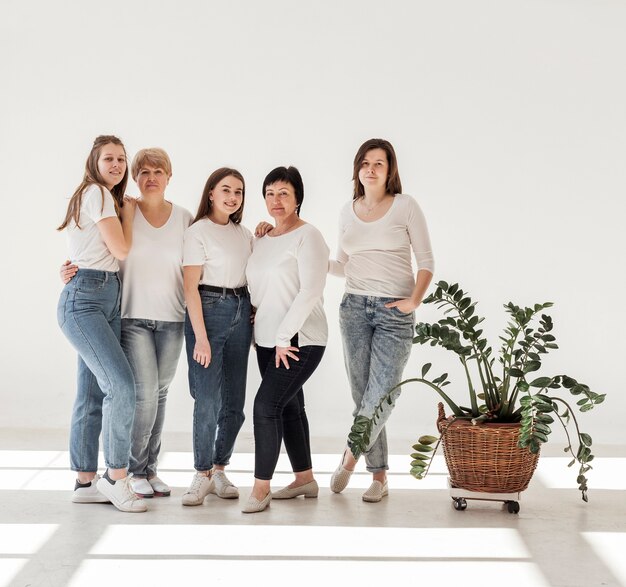 Grupo de unión de mujeres de pie y planta