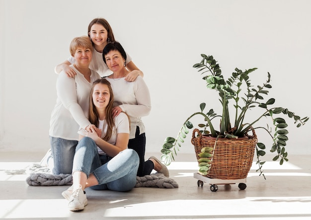 Grupo de unión de mujeres y plantas.