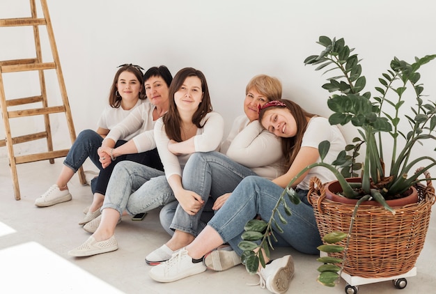 Grupo de unión de mujeres sentadas en el suelo