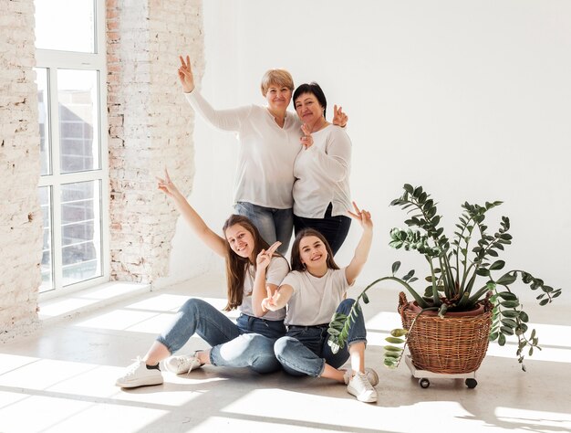 Grupo de unión de mujeres siendo felices