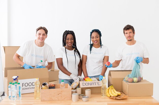 Grupo de voluntarios atendiendo donaciones