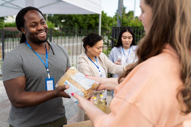 Foto gratuita grupo de voluntarios del banco de alimentos benéfico