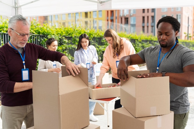 Grupo de voluntarios del banco de alimentos benéfico