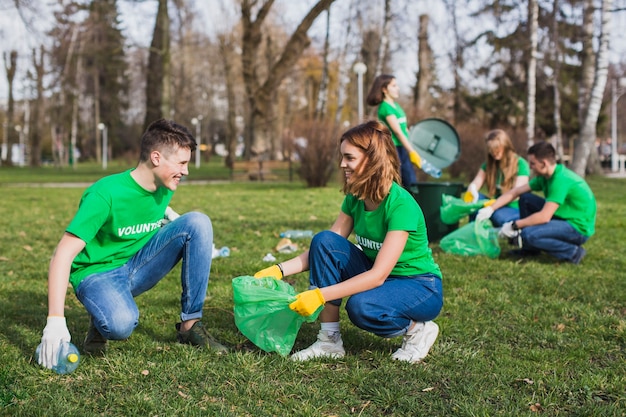 Grupo de voluntarios con bolsa de basura