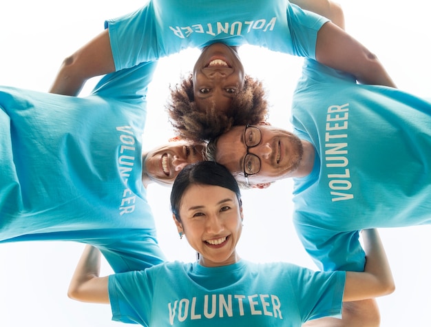 Grupo de voluntarios felices y diversos