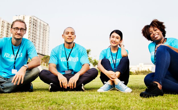 Grupo de voluntarios felices y diversos