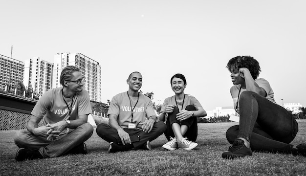 Foto gratuita grupo de voluntarios felices y diversos