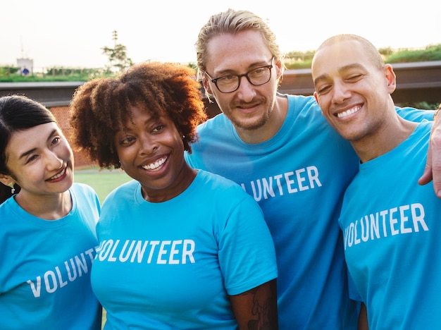 Grupo de voluntarios felices y diversos