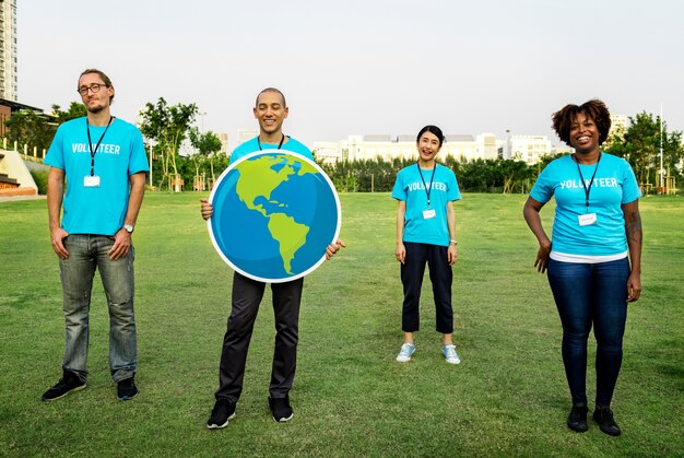 Grupo de voluntarios felices y diversos