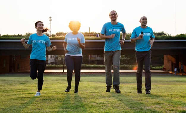 Grupo de voluntarios felices y diversos