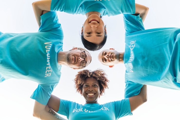 Foto gratuito grupo de voluntarios felices y diversos
