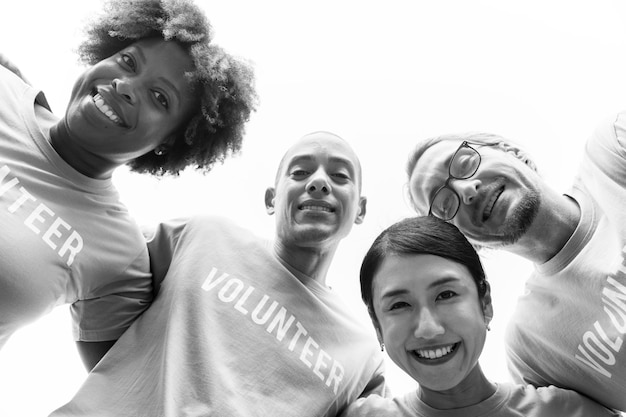 Grupo de voluntarios felices y diversos