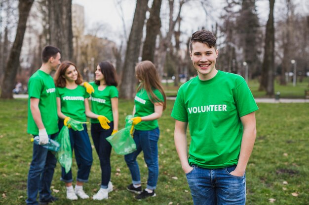 Grupo de voluntarios en naturaleza