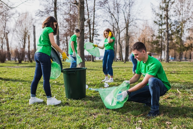 Grupo de voluntarios  recogiendo basura