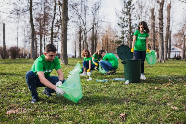 Grupo de voluntarios  recogiendo basura