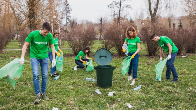 Grupo de voluntarios  recogiendo basura