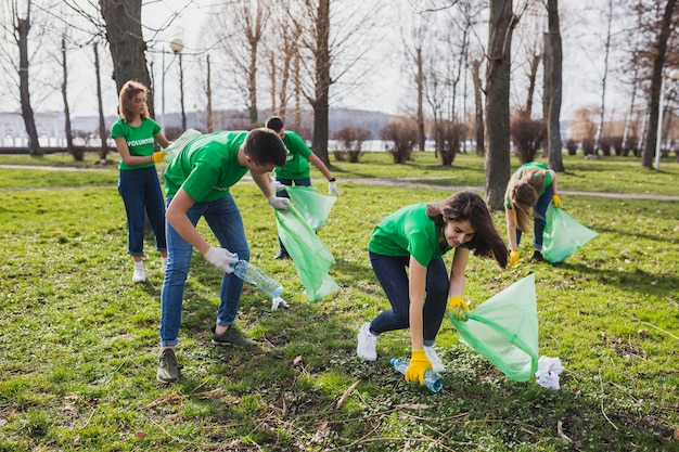 Grupo de voluntarios  recogiendo basura