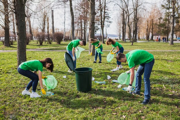 Grupo de voluntarios  recogiendo basura