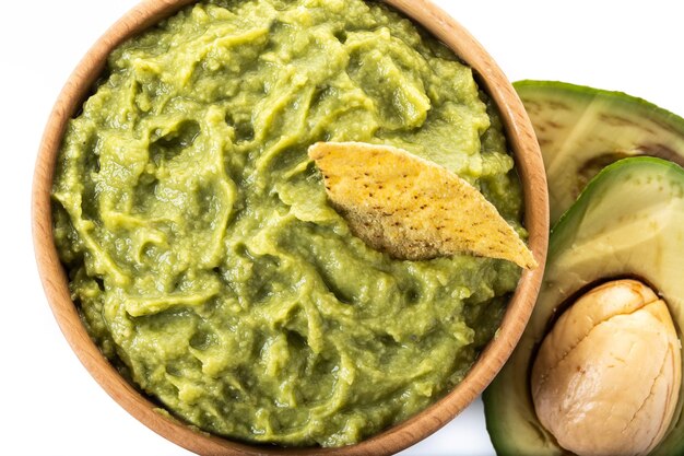 Guacamole mexicano con nacho chip aislado sobre fondo blanco Copiar espacio