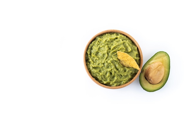 Foto gratuita guacamole mexicano con nacho chip aislado sobre fondo blanco.