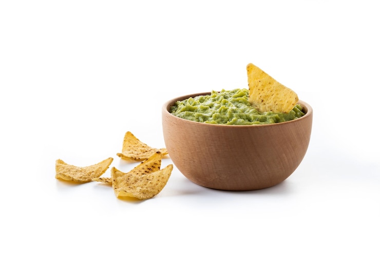 Foto gratuito guacamole mexicano con nacho chip aislado sobre fondo blanco.