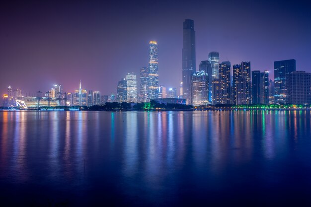 Guangzhou, China-Jan.8,2016: Vista nocturna de la nueva ciudad de Zhujiang, Gu