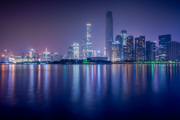 Guangzhou, China-Jan.8,2016: Vista nocturna de la nueva ciudad de Zhujiang, Gu