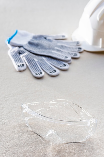 Guantes de alta visibilidad y gafas de seguridad.