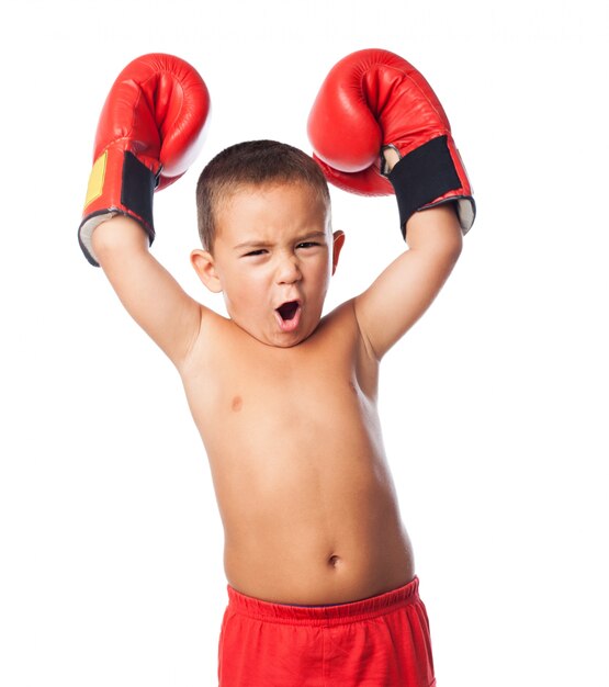 los guantes del boxeador de energía Muestra feliz