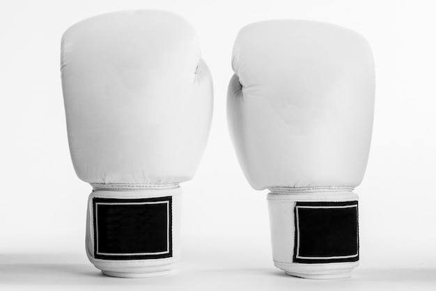 Guantes de boxeo blancos aislados sobre fondo blanco.