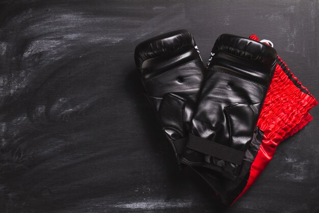 Guantes de boxeo sobre superficie de pizarra