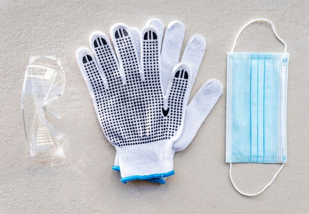 Guantes de construcción de seguridad y mascarilla médica