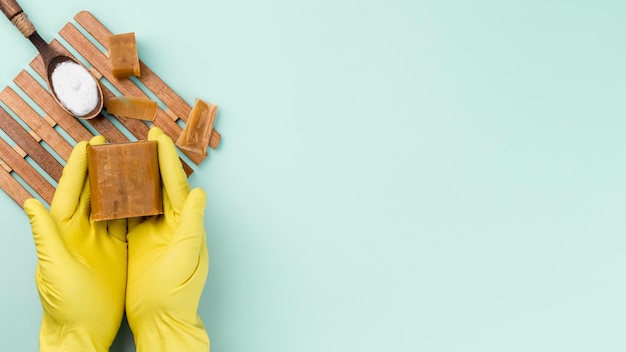 Foto gratuita guantes de protección y productos de limpieza ecológicos para el hogar